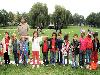 15-09-2011 feest op de barkentijnschool  bestaat 5jaar alle kinderen aan het dansen in het wijkpark beverwaard