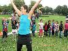 15-09-2011 feest op de barkentijnschool  bestaat 5jaar alle kinderen aan het dansen in het wijkpark beverwaard