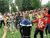 15-09-2011 feest op de barkentijnschool  bestaat 5jaar alle kinderen aan het dansen in het wijkpark beverwaard