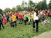 15-09-2011 feest op de barkentijnschool  bestaat 5jaar alle kinderen aan het dansen in het wijkpark beverwaard