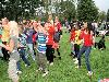 15-09-2011 feest op de barkentijnschool  bestaat 5jaar alle kinderen aan het dansen in het wijkpark beverwaard