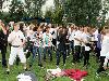 15-09-2011 feest op de barkentijnschool  bestaat 5jaar alle kinderen aan het dansen in het wijkpark beverwaard