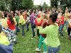 15-09-2011 feest op de barkentijnschool  bestaat 5jaar alle kinderen aan het dansen in het wijkpark beverwaard