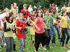 15-09-2011 feest op de barkentijnschool  bestaat 5jaar alle kinderen aan het dansen in het wijkpark beverwaard