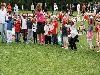 15-09-2011 feest op de barkentijnschool  bestaat 5jaar alle kinderen aan het dansen in het wijkpark beverwaard