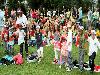 15-09-2011 feest op de barkentijnschool  bestaat 5jaar alle kinderen aan het dansen in het wijkpark beverwaard