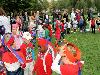 15-09-2011 feest op de barkentijnschool  bestaat 5jaar alle kinderen aan het dansen in het wijkpark beverwaard