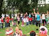 15-09-2011 feest op de barkentijnschool  bestaat 5jaar alle kinderen aan het dansen in het wijkpark beverwaard