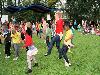 15-09-2011 feest op de barkentijnschool  bestaat 5jaar alle kinderen aan het dansen in het wijkpark beverwaard