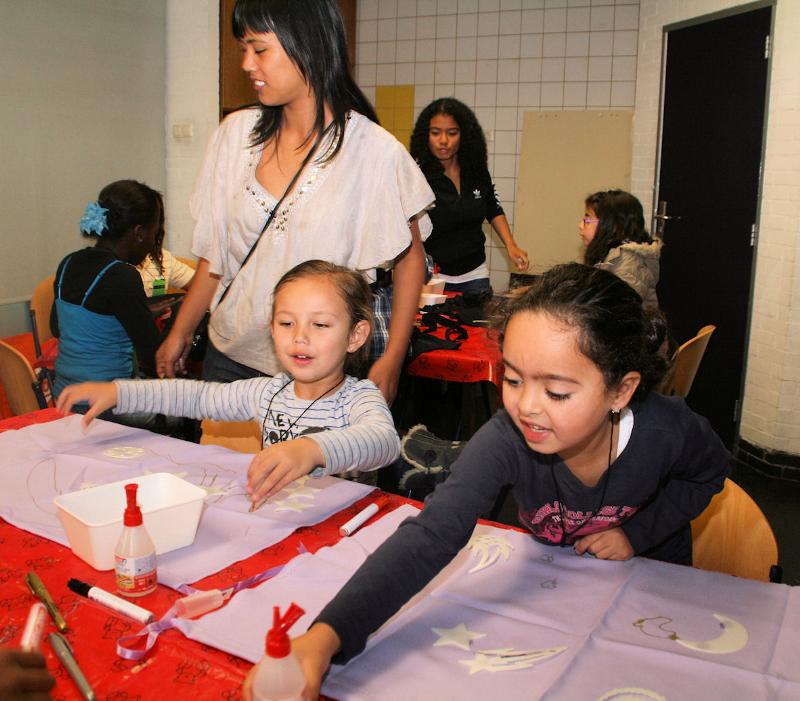  17-10-2011 halloween workshop waar de kinderen hun mutsen/cape /tassen/en andere spullen maken voor halloween focus oudewatering beverwaard 