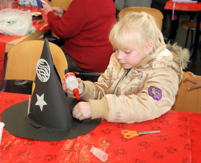  17-10-2011 halloween workshop waar de kinderen hun mutsen/cape /tassen/en andere spullen maken voor halloween focus oudewatering beverwaard 