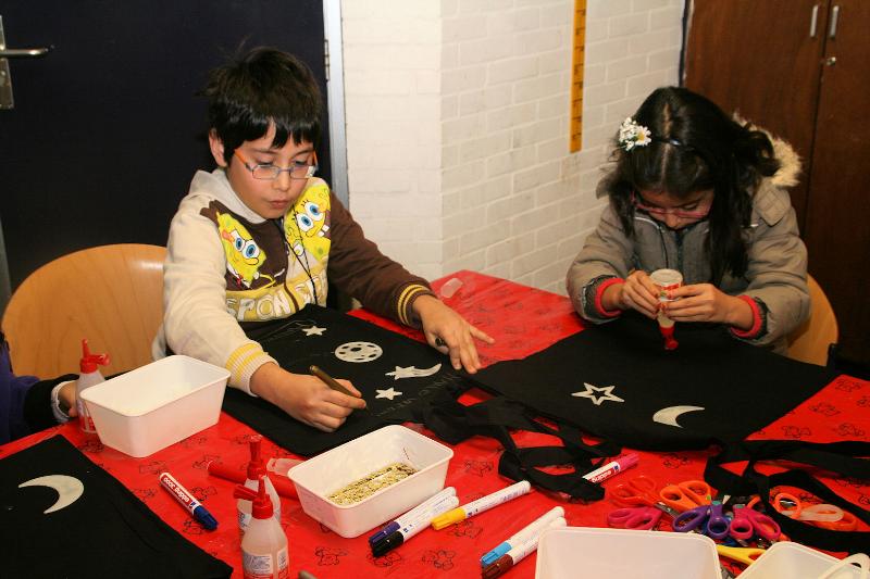  17-10-2011 halloween workshop waar de kinderen hun mutsen/cape /tassen/en andere spullen maken voor halloween focus oudewatering beverwaard 