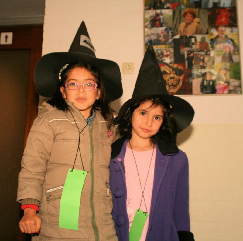  17-10-2011 halloween workshop waar de kinderen hun mutsen/cape /tassen/en andere spullen maken voor halloween focus oudewatering beverwaard 