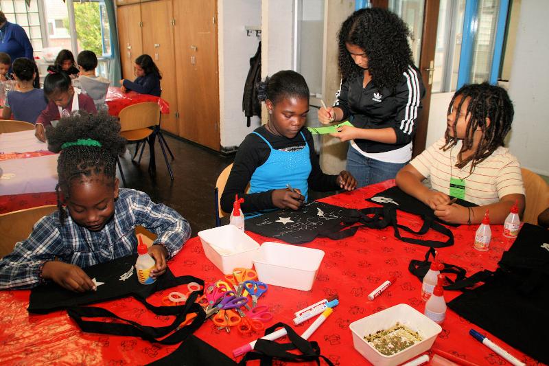 17-10-2011 halloween workshop waar de kinderen hun mutsen/cape /tassen/en andere spullen maken voor halloween focus oudewatering beverwaard 