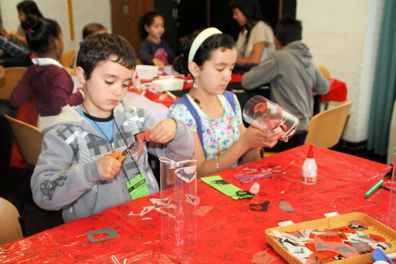  17-10-2011 halloween workshop waar de kinderen hun mutsen/cape /tassen/en andere spullen maken voor halloween focus oudewatering beverwaard 