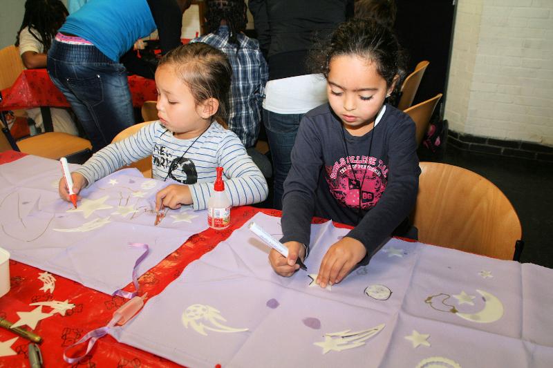  17-10-2011 halloween workshop waar de kinderen hun mutsen/cape /tassen/en andere spullen maken voor halloween focus oudewatering beverwaard 