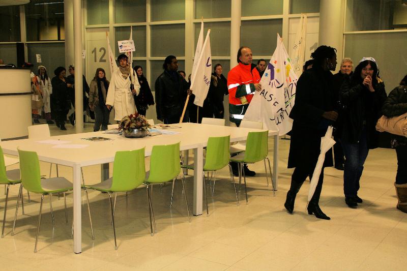  01-12-2011 protest perspect bij deelgemeente ijsselmonde . 