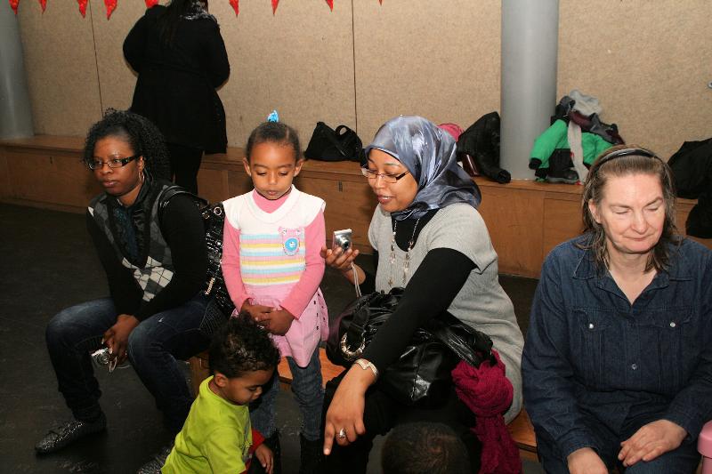 27-01-2012 2 jaars peuterverjaardags feest zeer druk bezocht de peuters kregen ook taart en dat viel wel goed in de smaak in de focus beverwaard