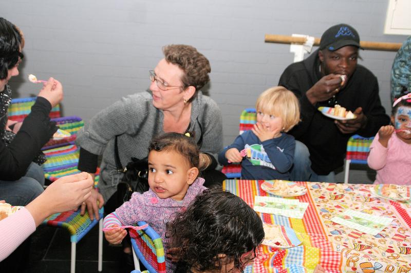  27-01-2012 2 jaars peuterverjaardags feest zeer druk bezocht de peuters kregen ook taart en dat viel wel goed in de smaak in de focus beverwaard 