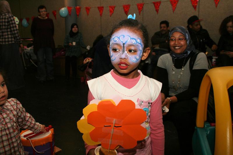  27-01-2012 2 jaars peuterverjaardags feest zeer druk bezocht de peuters kregen ook taart en dat viel wel goed in de smaak in de focus beverwaard 