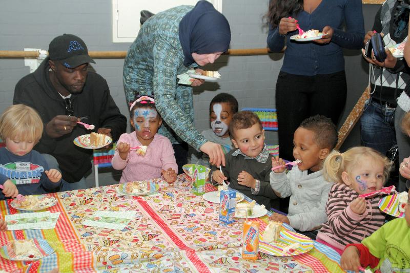  27-01-2012 2 jaars peuterverjaardags feest zeer druk bezocht de peuters kregen ook taart en dat viel wel goed in de smaak in de focus beverwaard 