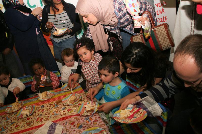  27-01-2012 2 jaars peuterverjaardags feest zeer druk bezocht de peuters kregen ook taart en dat viel wel goed in de smaak in de focus beverwaard 