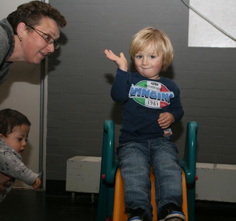 27-01-2012 2 jaars peuterverjaardags feest zeer druk bezocht de peuters kregen ook taart en dat viel wel goed in de smaak in de focus beverwaard