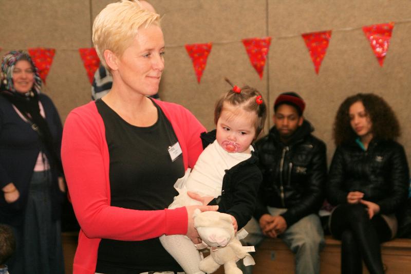  27-01-2012 2 jaars peuterverjaardags feest zeer druk bezocht de peuters kregen ook taart en dat viel wel goed in de smaak in de focus beverwaard 