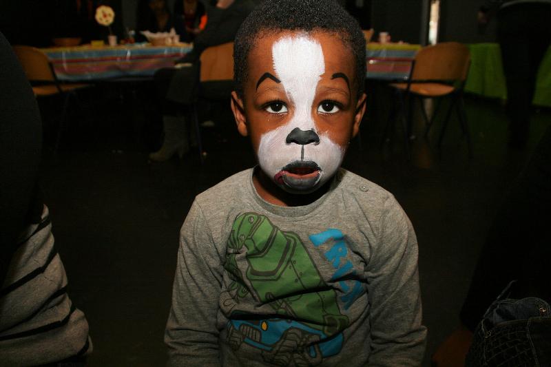  27-01-2012 2 jaars peuterverjaardags feest zeer druk bezocht de peuters kregen ook taart en dat viel wel goed in de smaak in de focus beverwaard 