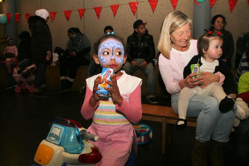  27-01-2012 2 jaars peuterverjaardags feest zeer druk bezocht de peuters kregen ook taart en dat viel wel goed in de smaak in de focus beverwaard 