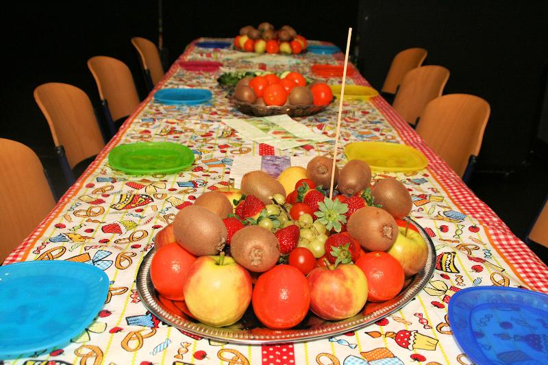 27-01-2012 2 jaars peuterverjaardags feest zeer druk bezocht de peuters kregen ook taart en dat viel wel goed in de smaak in de focus beverwaard