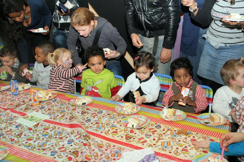  27-01-2012 2 jaars peuterverjaardags feest zeer druk bezocht de peuters kregen ook taart en dat viel wel goed in de smaak in de focus beverwaard 