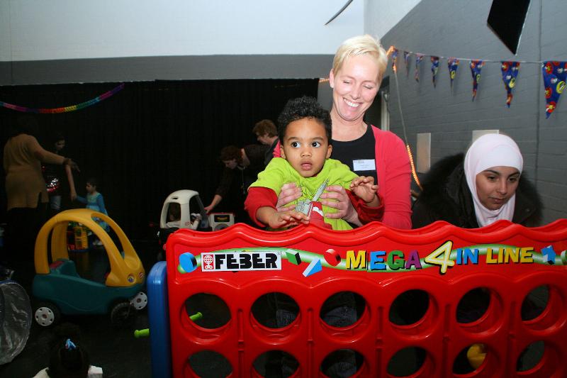 27-01-2012 2 jaars peuterverjaardags feest zeer druk bezocht de peuters kregen ook taart en dat viel wel goed in de smaak in de focus beverwaard