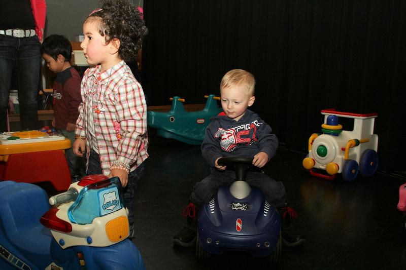 27-01-2012 2 jaars peuterverjaardags feest zeer druk bezocht de peuters kregen ook taart en dat viel wel goed in de smaak in de focus beverwaard