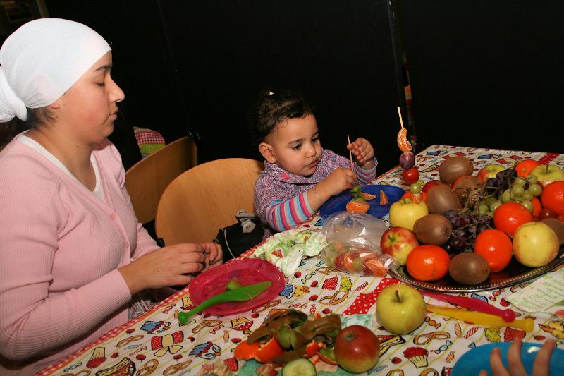  27-01-2012 2 jaars peuterverjaardags feest zeer druk bezocht de peuters kregen ook taart en dat viel wel goed in de smaak in de focus beverwaard 