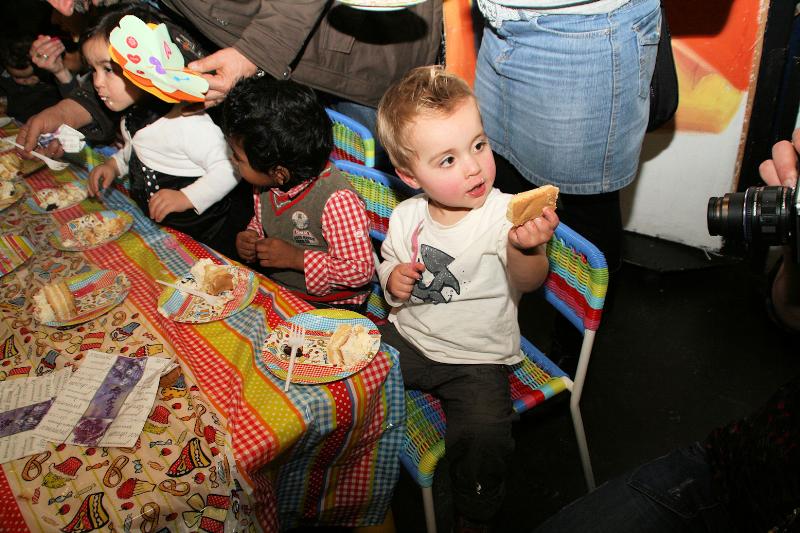  27-01-2012 2 jaars peuterverjaardags feest zeer druk bezocht de peuters kregen ook taart en dat viel wel goed in de smaak in de focus beverwaard 