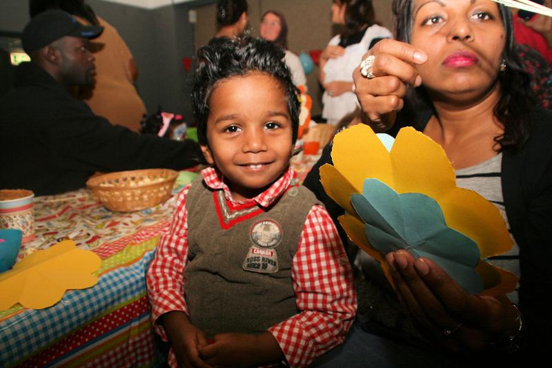  27-01-2012 2 jaars peuterverjaardags feest zeer druk bezocht de peuters kregen ook taart en dat viel wel goed in de smaak in de focus beverwaard 