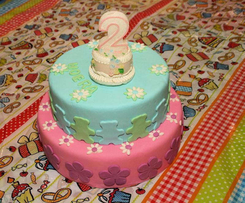 27-01-2012 2 jaars peuterverjaardags feest zeer druk bezocht de peuters kregen ook taart en dat viel wel goed in de smaak in de focus beverwaard