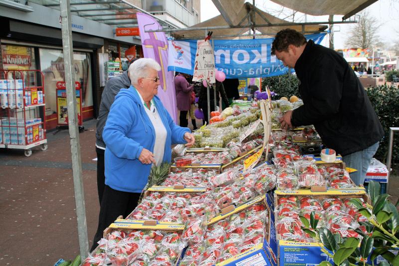 17-03-2012 braderie en rommelmarkt in het winkelcentrum beverwaard