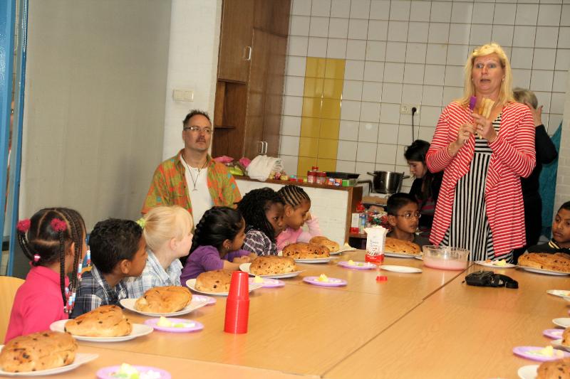 04-04-2012 paasbrood versieren in de focus beverwaard er waren 26 kinderen die een krente stol met figuurtjes konden versieren .