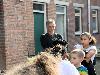 19-10-2012 onthulling boord door kinderen van de school de barkentijn en directrice van woonbron aan de neercannenplaats beverwaard 