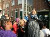 19-10-2012 onthulling boord door kinderen van de school de barkentijn en directrice van woonbron aan de neercannenplaats beverwaard 