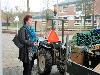 15-12-2012 het uitsorteren van etenswaren en inpakken in dozen van de kerstactie de mensen van de bvb groep hebben alle etenswaren in de dozen gedaan wat nog een heel werk is geweest.