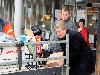 15-12-2012 het uitsorteren van etenswaren en inpakken in dozen van de kerstactie de mensen van de bvb groep hebben alle etenswaren in de dozen gedaan wat nog een heel werk is geweest.