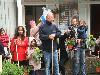 05-05-2015 opzoomeren  in de twickelerf hebben een aantal bewoners plantjes en planten bakjes bezems en vegers en blikken gekocht en zijn met zijn allen de straat schoon vegen en planten bakken ophangen en de kinderen kregen iets te snoepen in  beverwaard