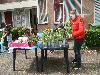 05-05-2015 opzoomeren  in de twickelerf hebben een aantal bewoners plantjes en planten bakjes bezems en vegers en blikken gekocht en zijn met zijn allen de straat schoon vegen en planten bakken ophangen en de kinderen kregen iets te snoepen in  beverwaard