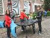 05-05-2015 opzoomeren  in de twickelerf hebben een aantal bewoners plantjes en planten bakjes bezems en vegers en blikken gekocht en zijn met zijn allen de straat schoon vegen en planten bakken ophangen en de kinderen kregen iets te snoepen in  beverwaard