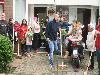 05-05-2015 opzoomeren  in de twickelerf hebben een aantal bewoners plantjes en planten bakjes bezems en vegers en blikken gekocht en zijn met zijn allen de straat schoon vegen en planten bakken ophangen en de kinderen kregen iets te snoepen in  beverwaard