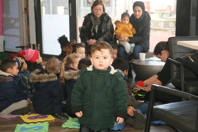 12-03-2018 foto voorleesjuf nakita voor peuters lees uurtje in doe effe mee cafe oudewatering beverwaard