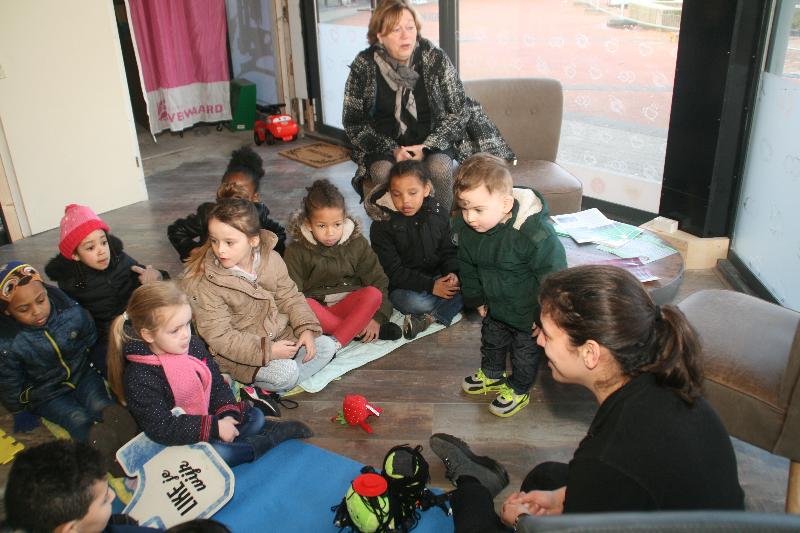 12-03-2018 foto voorleesjuf nakita voor peuters lees uurtje in doe effe mee cafe oudewatering beverwaard